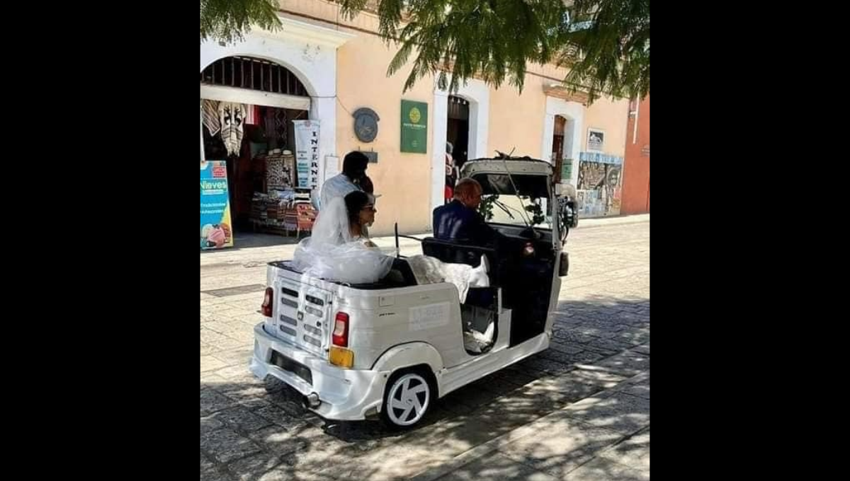 En las imágenes se puede observar a la novia sentada en el mototaxi que va llegando al templo