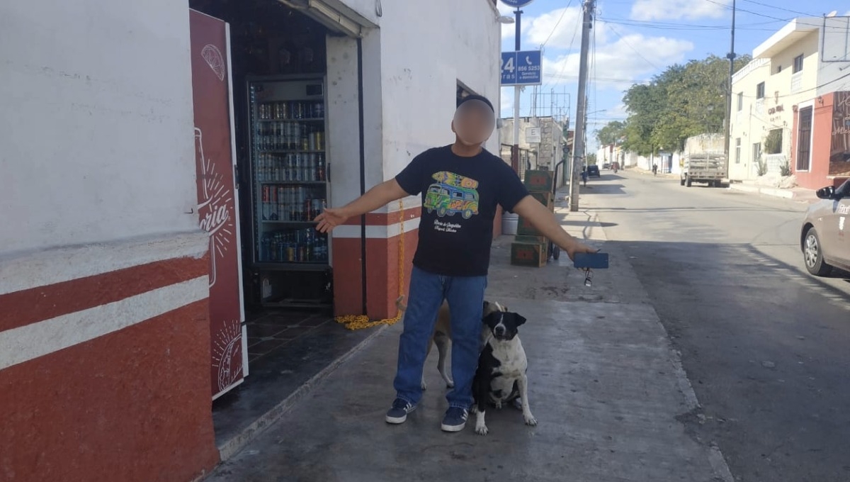 Habitantes aseguraron que el hombre recoge a canes de la calle para tenerlos en su comercio