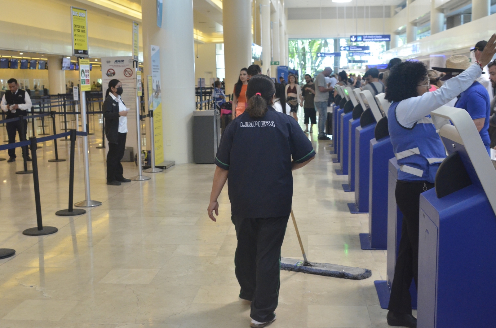 Trabajadores de limpieza del aeropuerto de Cancún, los invisibles de la terminal área