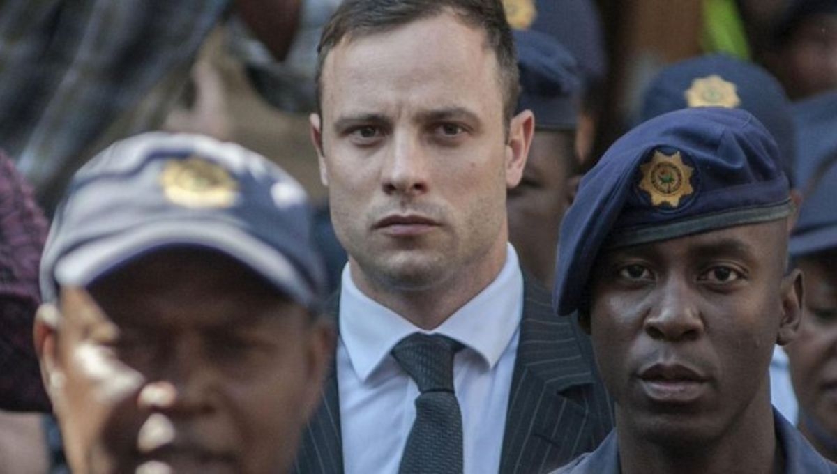 El ex atleta paralímpico Oscar Pistorius abandonó este viernes la cárcel y concluirá su condena en libertad condicional por el asesinato de su novia Reeva Steenkamp, en 2013