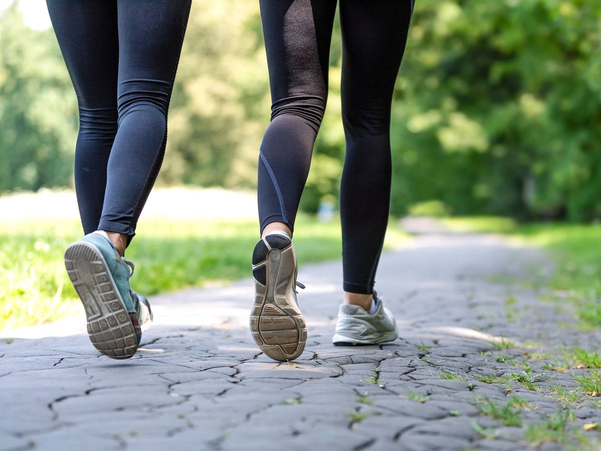 De acuerdo con diversos estudios, caminar es uno de los mejores ejercicios para adelgazar