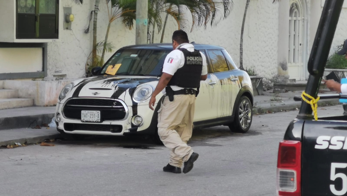 Colocan narcomensaje en un carro de lujo en Ciudad del Carmen, Campeche