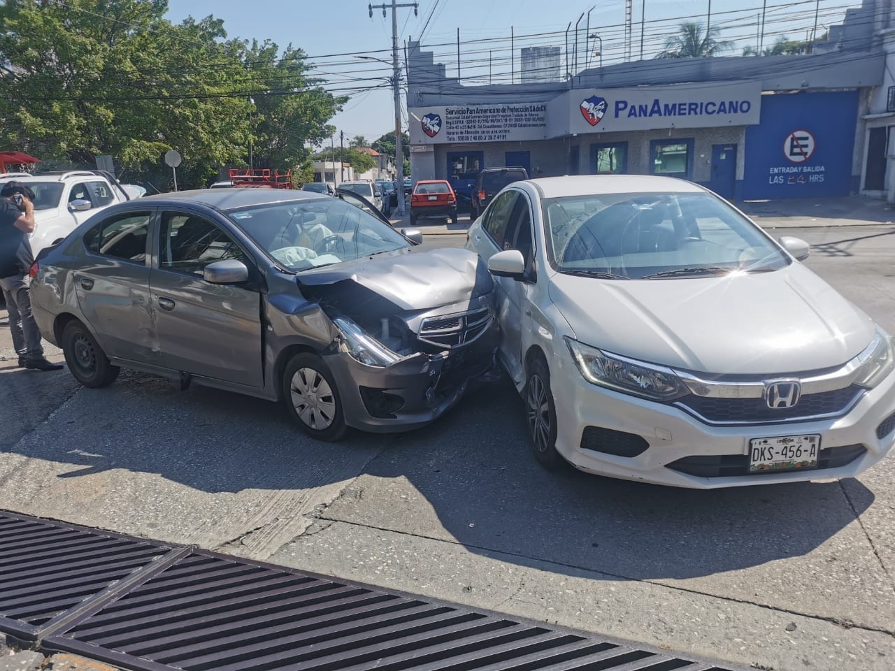 Automovilista se pasa el alto y provoca un accidente en Ciudad del Carmen