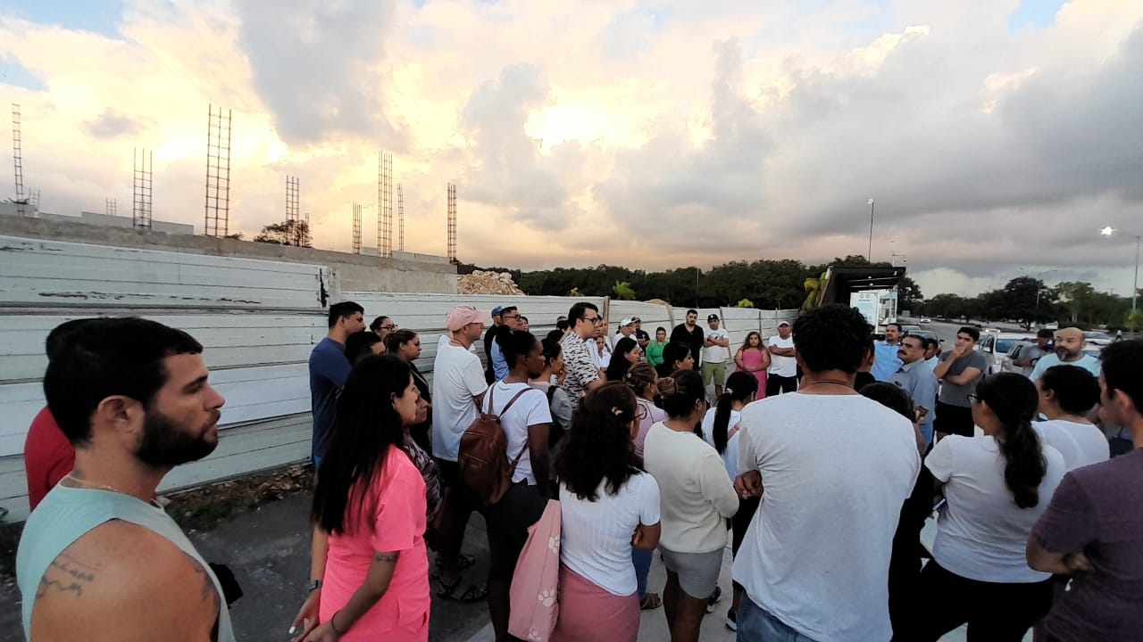 Gasolinera clausurada en Playa del Carmen siguió con la obra en el periodo vacacional