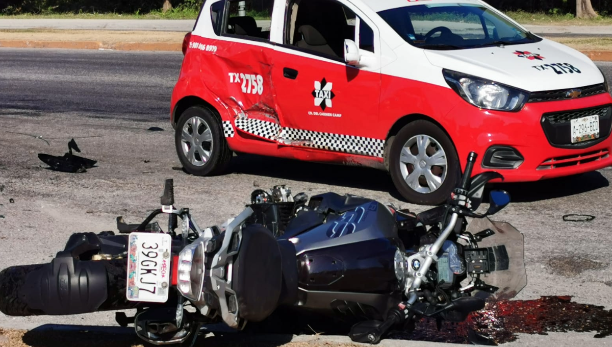 El taxi presentó fuertes daños en carrocería, el motociclista fue atendido por personal paramédico de la Cruz Roja Mexicana