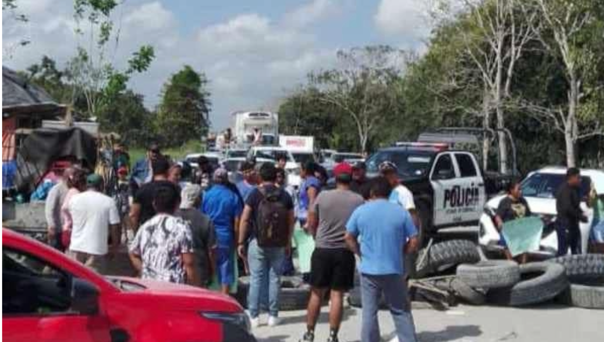 Residentes bloquean carretera Chetumal-Escárcega; exigen detención de un hombre