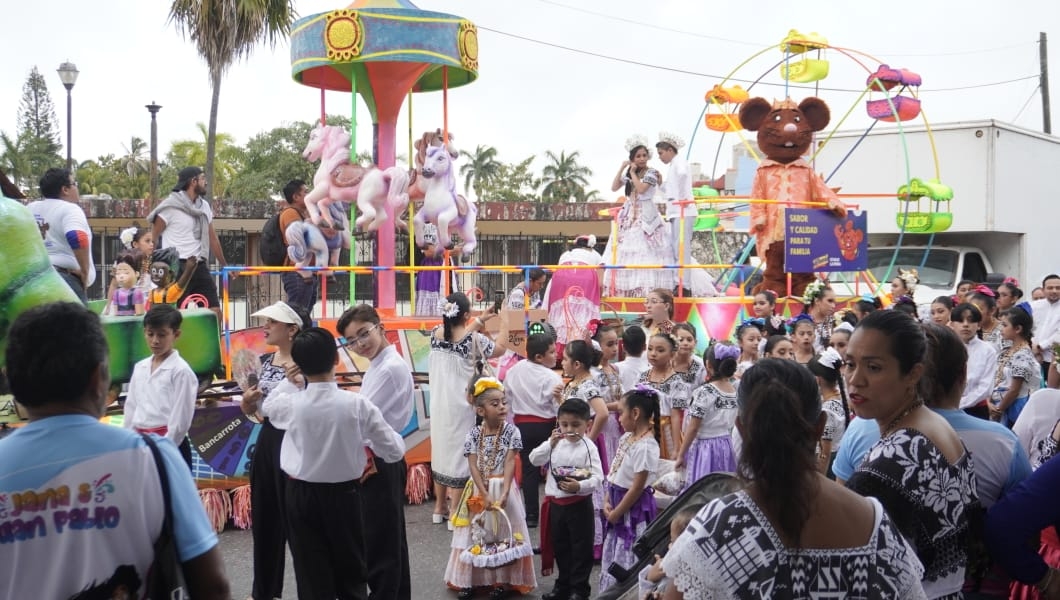 27 carros alegóricos con sus contingentes participan en este Lunes de Carnaval