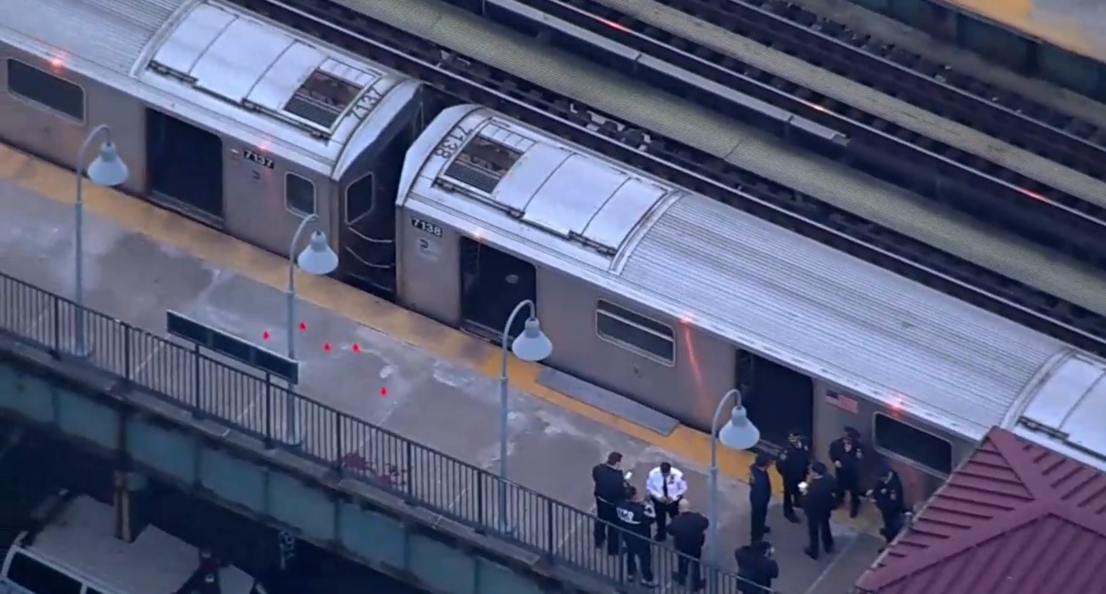 Una mujer habría muerto en el tiroteo en el Metro de Nueva York