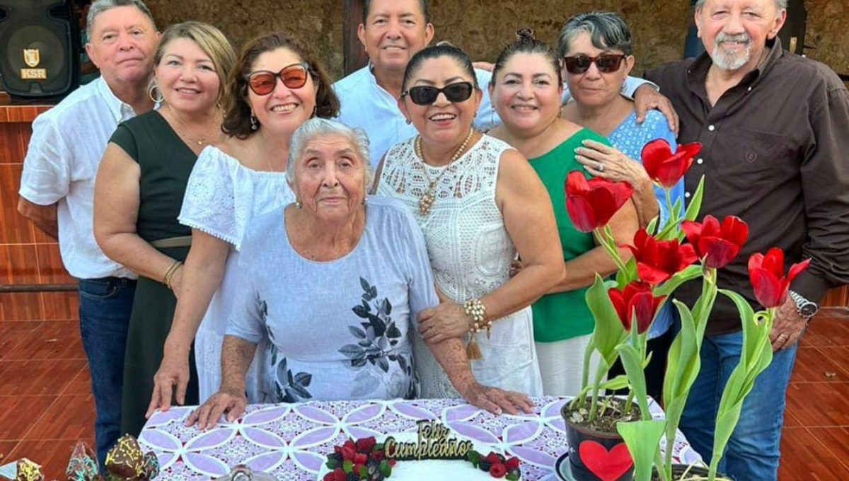 Destacada maestra celebra su cumpleaños número 94 en Hunucmá