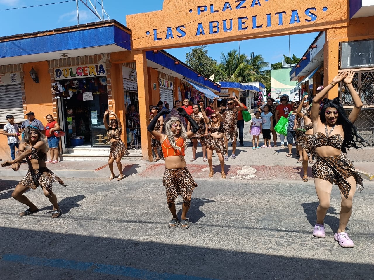 Comparsa 'Aroma de Mujer' divierte a pobladores en el Carnaval de Tizimín