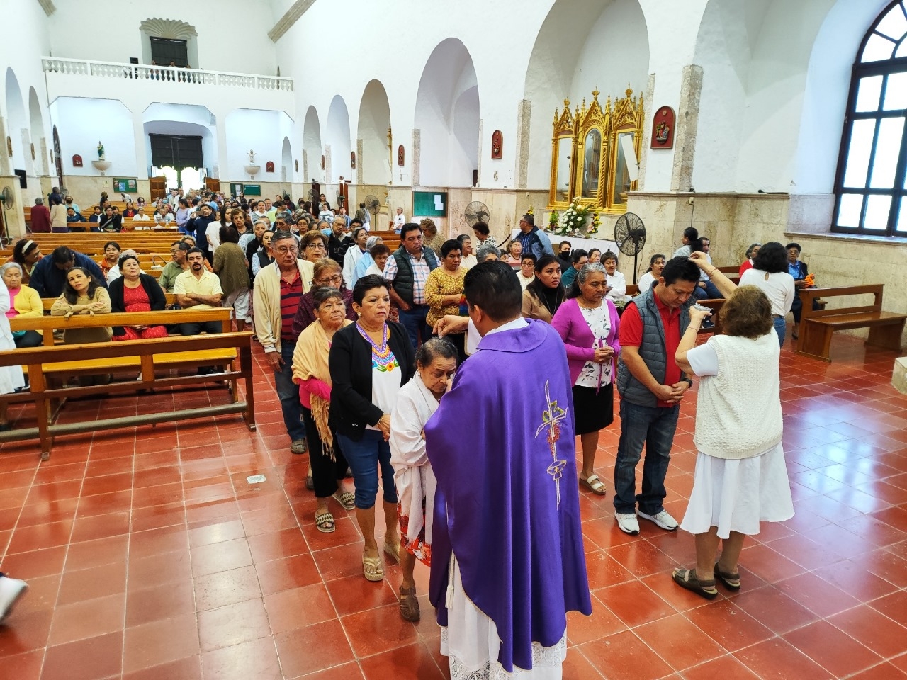 Ofician misa por el Miércoles de Ceniza en la iglesia de Tizimín