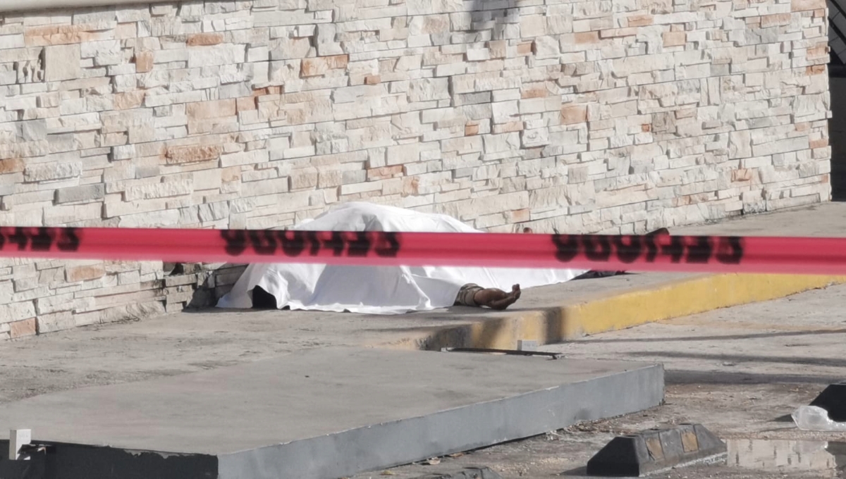 Hallan a un hombre muerto en el estacionamiento de una pizzería en Ciudad del Carmen