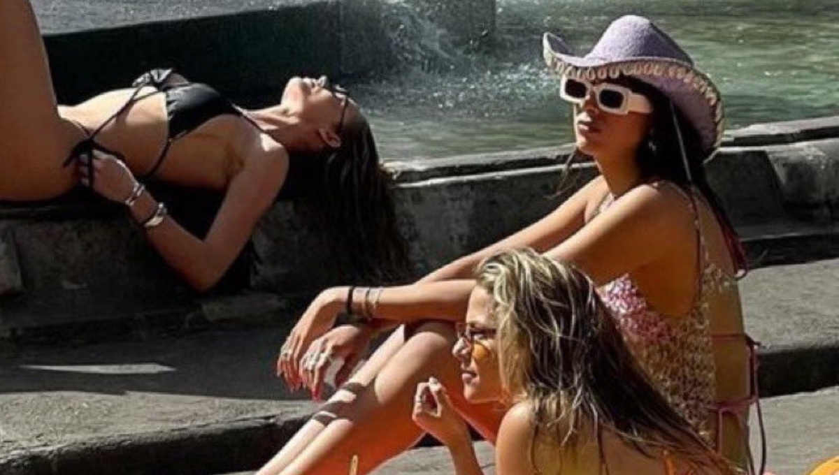 Turistas se viralizan por 'asolearse' en una fuente de la CDMX