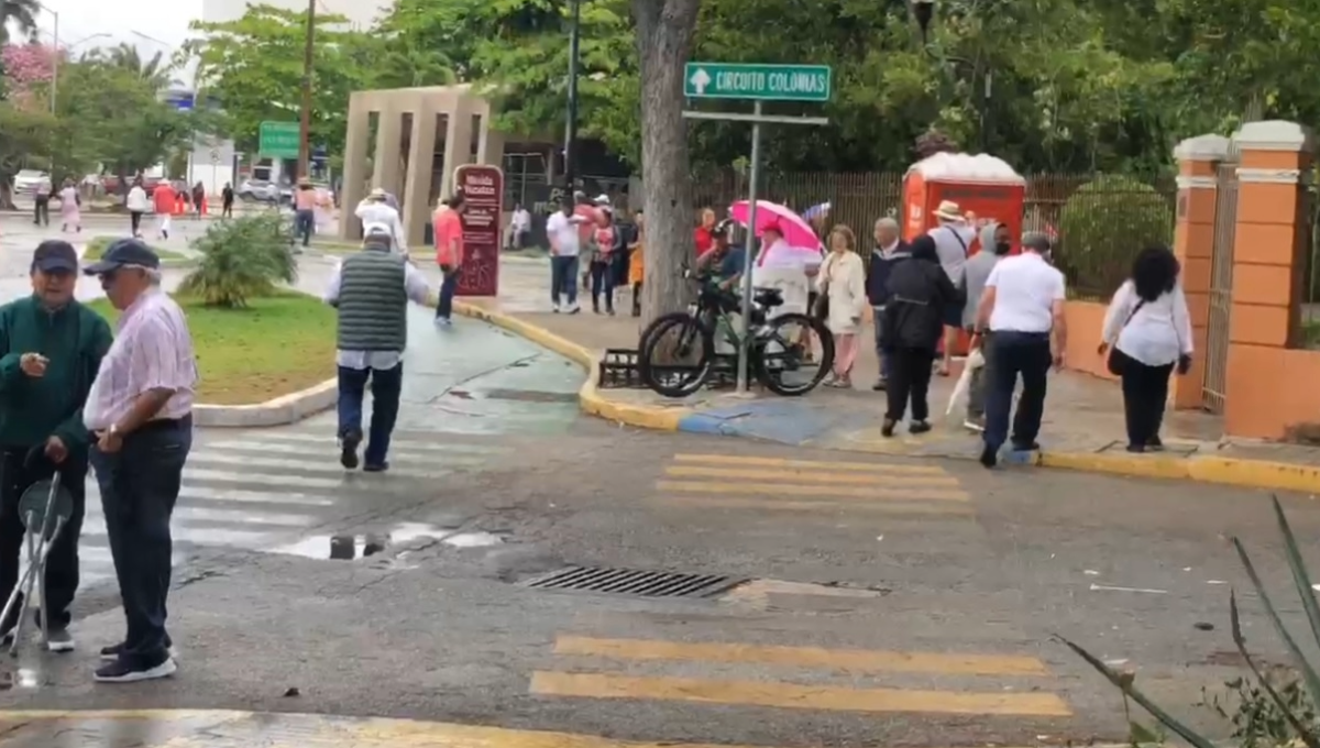 En pleno discurso desde el Monumento a la Patria, asistentes a la Marcha por la Democracia abandonan el lugar