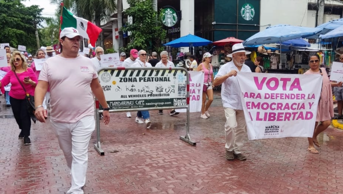 Manifestantes por la democracia en Playa del Carmen desconocen el himno de Quintana Roo
