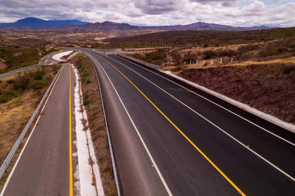 La nueva carretera Oaxaca-Puerto Escondido, que tardó casi 20 años en completarse, finalmente está abierta