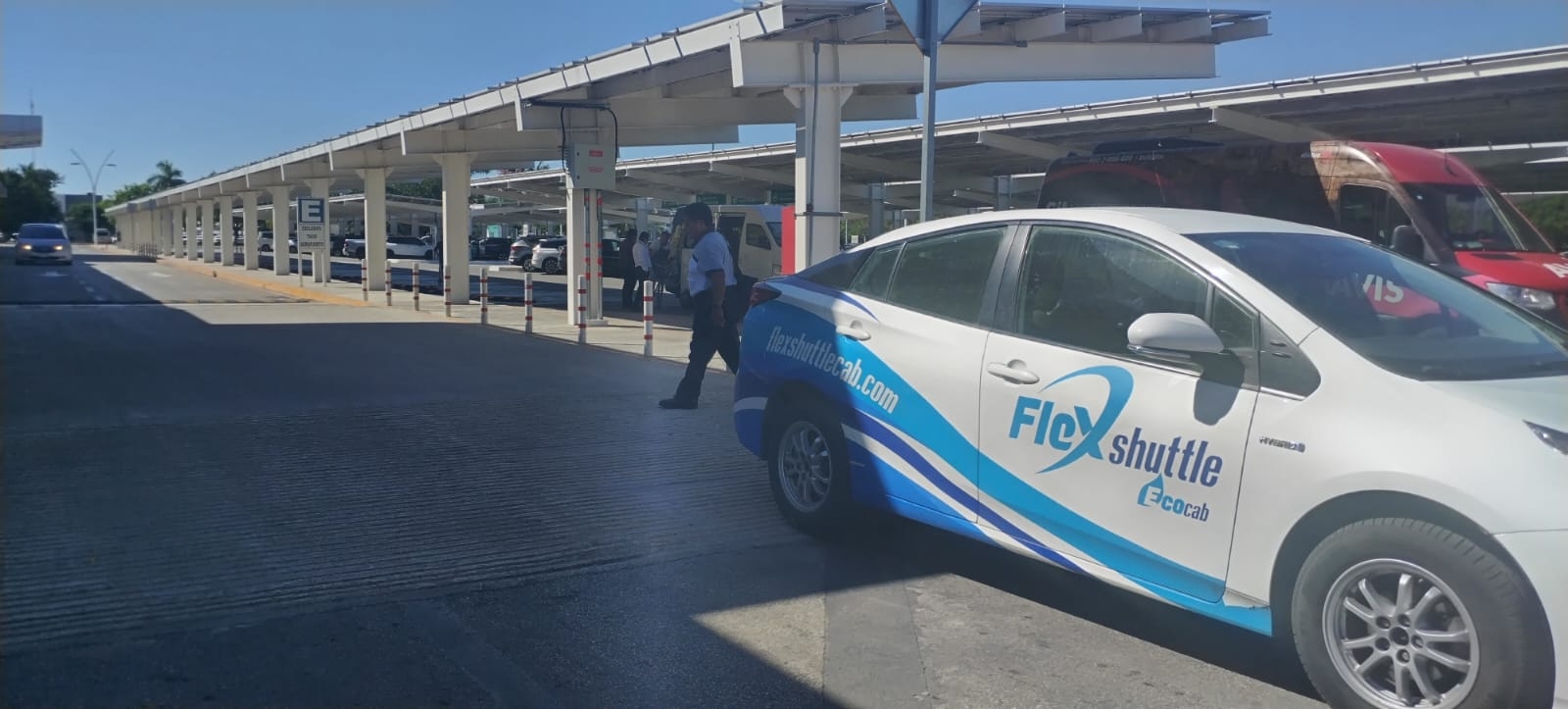 Taxistas del aeropuerto de Mérida paran labores por el descuento de sus comisiones