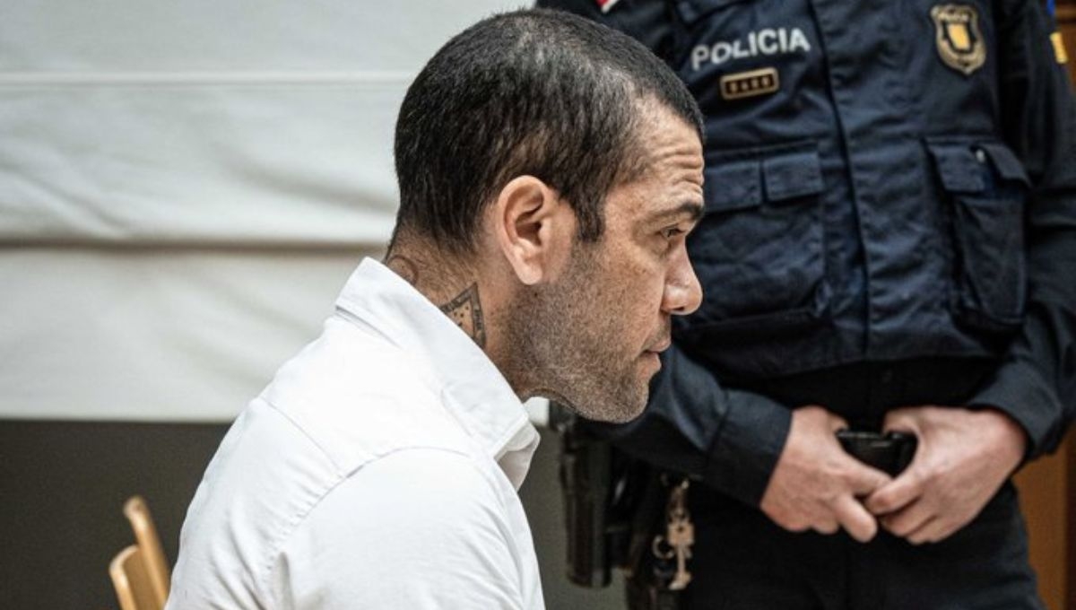 El futbolista brasileño Dani Alves fue condenado a cuatro años y medio de cárcel por haber violado a una mujer en el baño de una discoteca de Barcelona