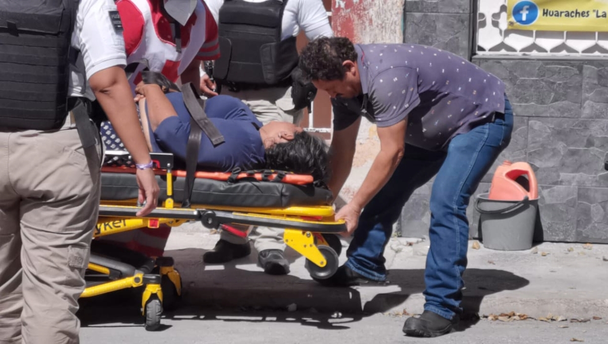 Mujer se desmaya y es llevada al hospital en Ciudad del Carmen