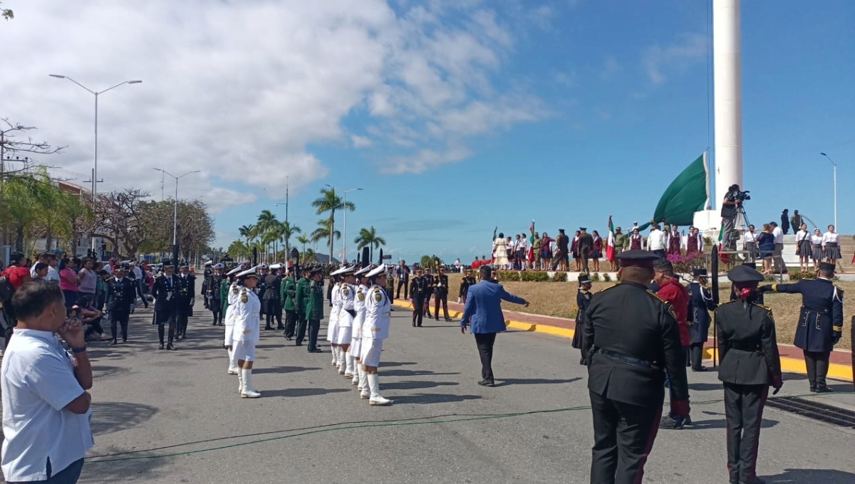 En el asta bandera monumental de Campeche se realiza el abanderamiento de escoltas