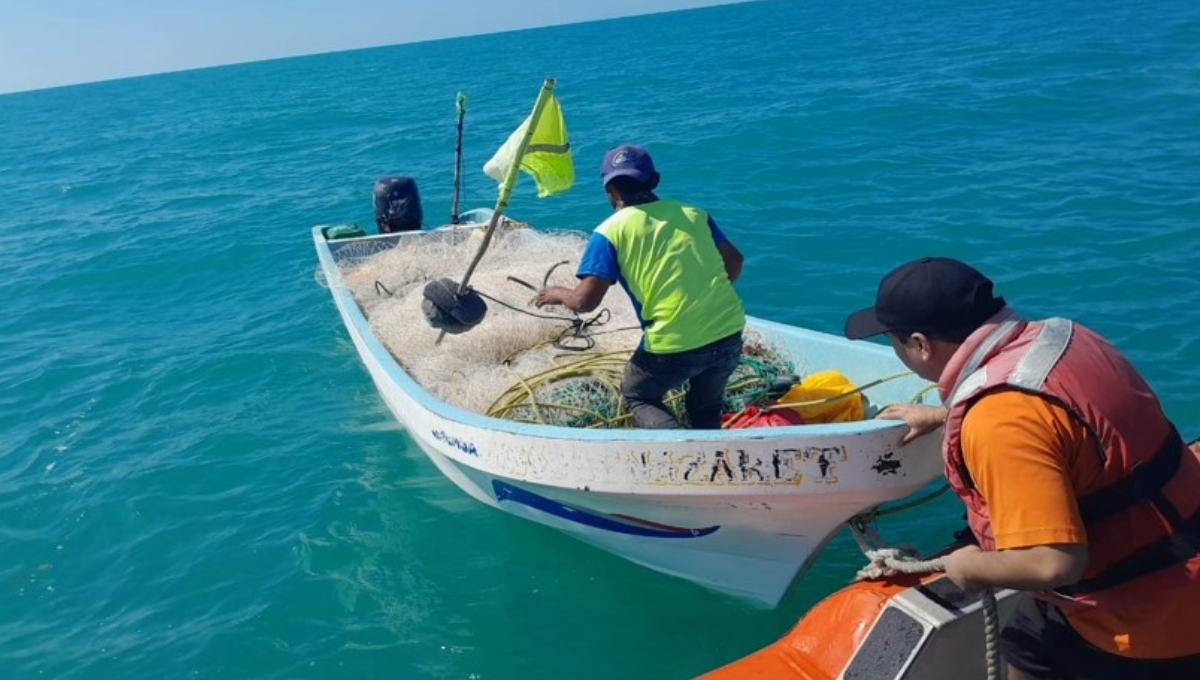 Rescate en la Sonda de Campeche: Marina salva de morir a dos pescadores