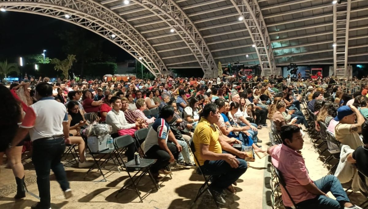 Lleno total en la coronación del Carnaval Estudiantil del Instituto Campechano