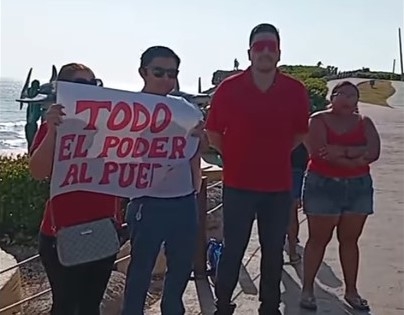 Una docena de militantes se reunieron en el malecón Caribe este domingo, rechazando los acuerdos del viernes pasado, en el que no fueron convocados