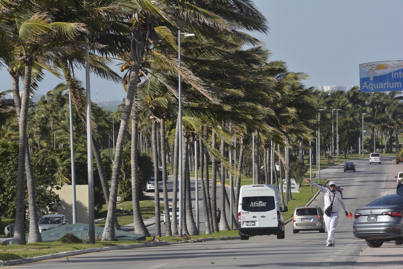 Vientos huracanados del Frente Frío causa daños en Cancún, Quintana Roo