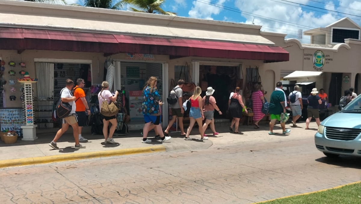 Extranjeros llegan a Cozumel para vivir la festividad del carnaval