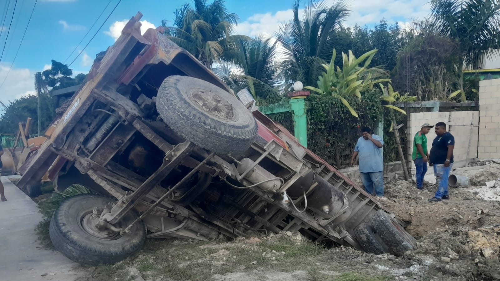 Se hunde volquete en fosa séptica en Escárcega, Campeche