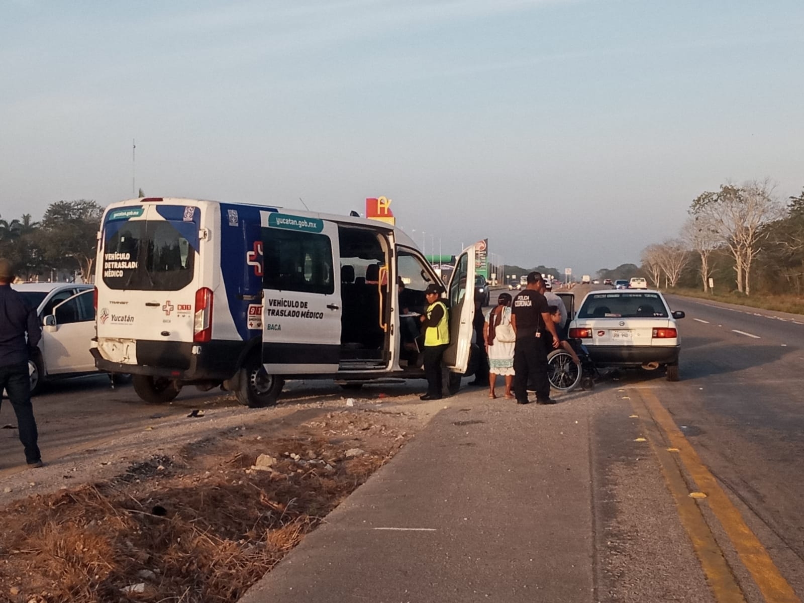 Los cinco pasajeros del accidente en la vía Baca-Motul fueron atendidos por paramédicos