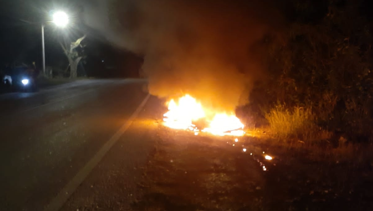 La motocicleta terminó envuelta en llamas a un costado de la carretera