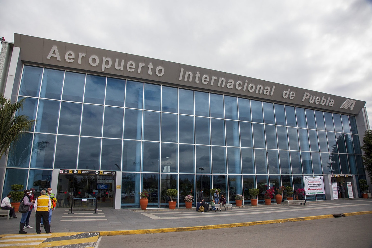 Aeropuerto de Puebla suspende operaciones por caída de ceniza