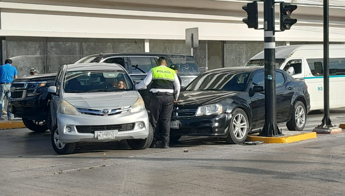 Conductora causó accidente y embotellamiento en hora pico en Playa del Carmen