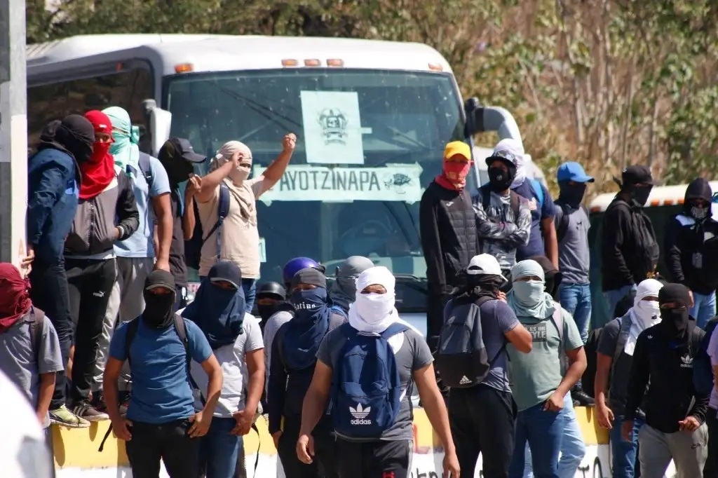 Cesan a fiscal por normalista asesinado en Guerrero, titulares de Seguridad y de Gobierno renuncian