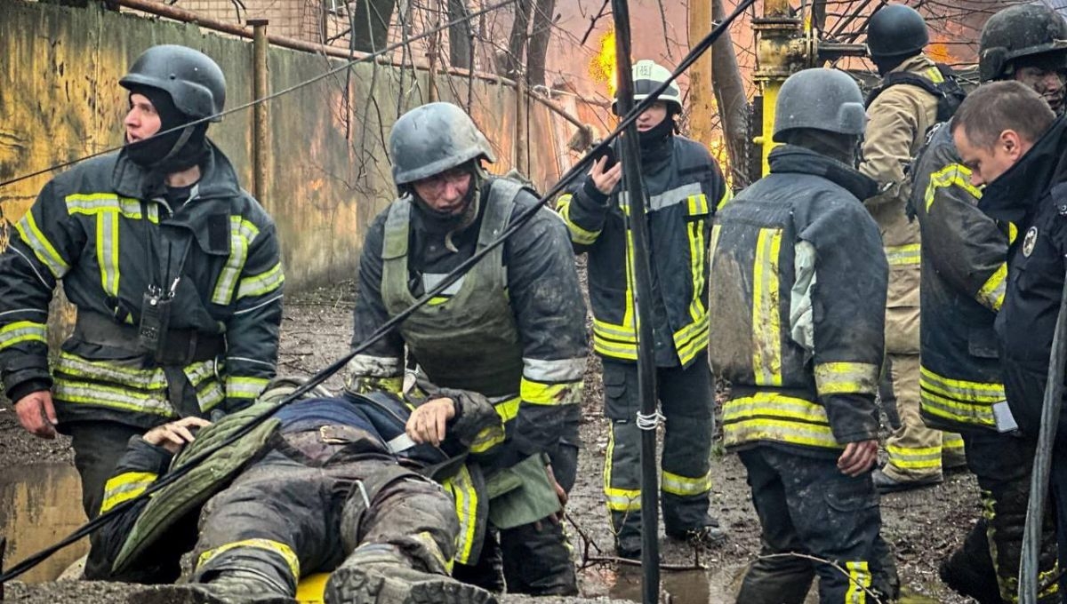 Rusia bombardeo un edificio residencial en Odesa con un misil, espero que llegaran bomberos y ambulancias para rematar impactando en el mismo sitio con un segundo misil