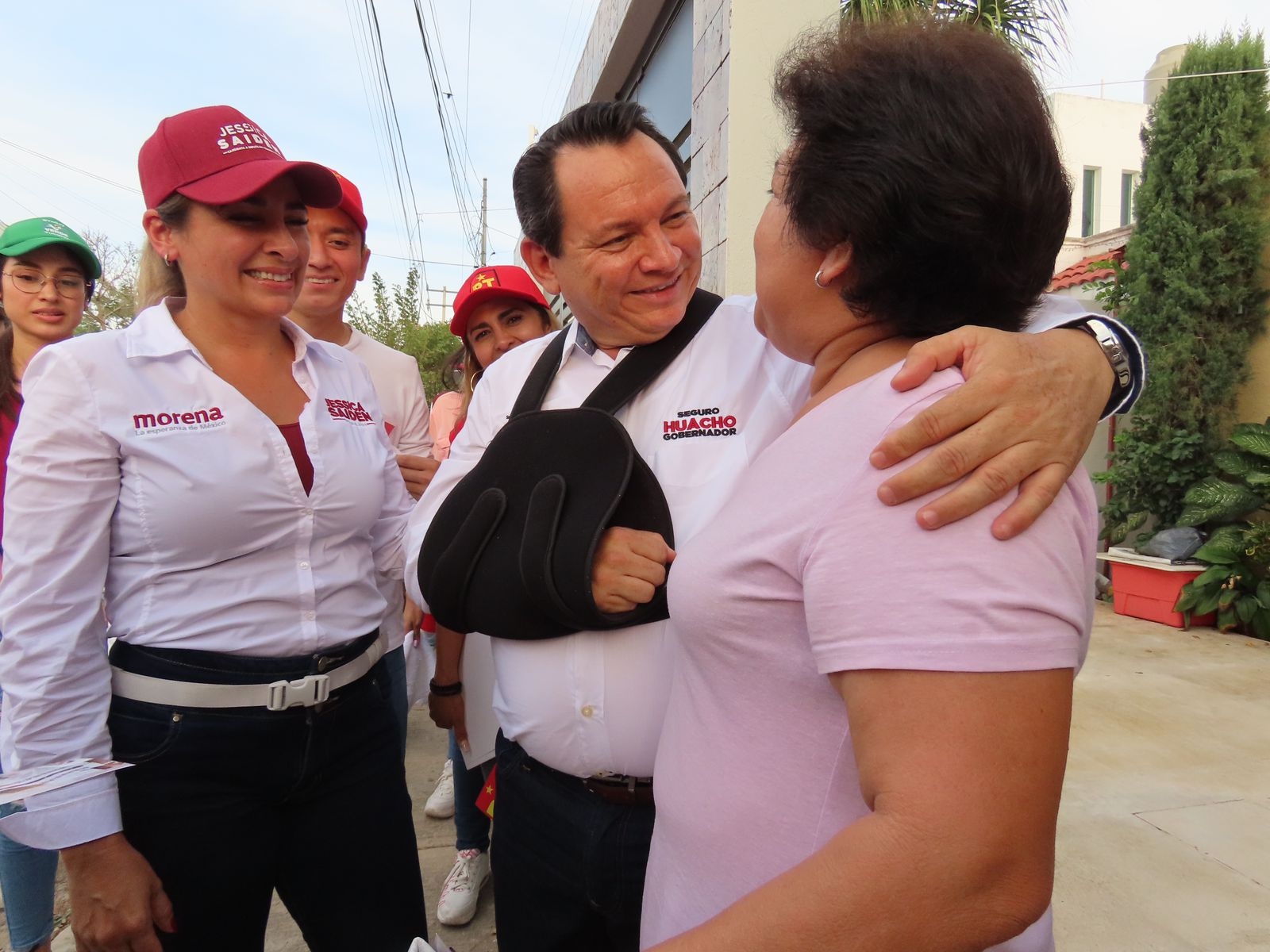 El candidato a la gubernatura de Yucatán, "Huacho" Diaz Mena, escucha a los vecinos de la zona