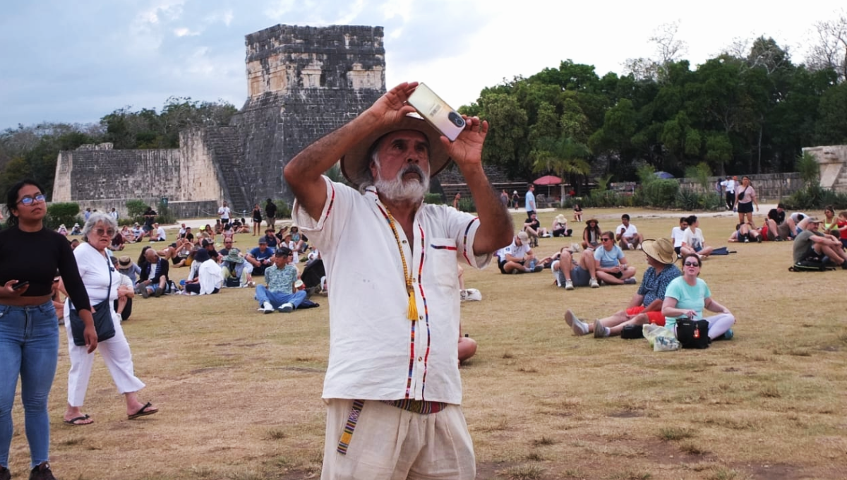 ¡Kukulcán planta a visitantes! Se niega a descender desde 'El Castillo' de Chichén Itzá