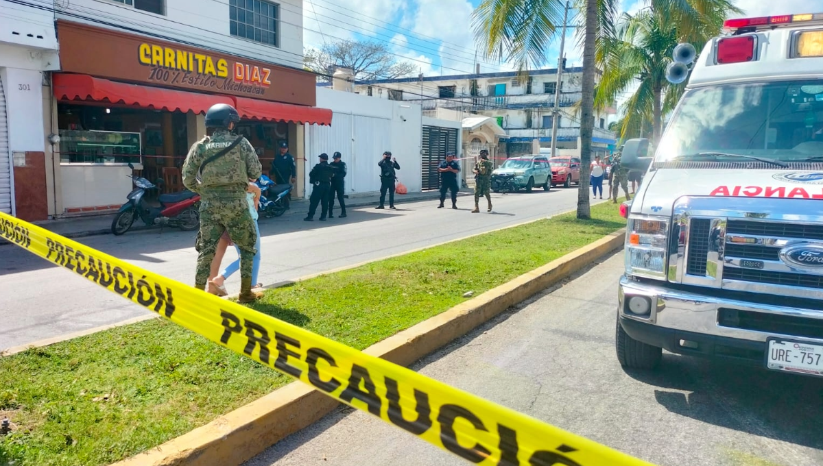 Ejecutan a un hombre dentro de un local de carnitas en Cozumel: VIDEO