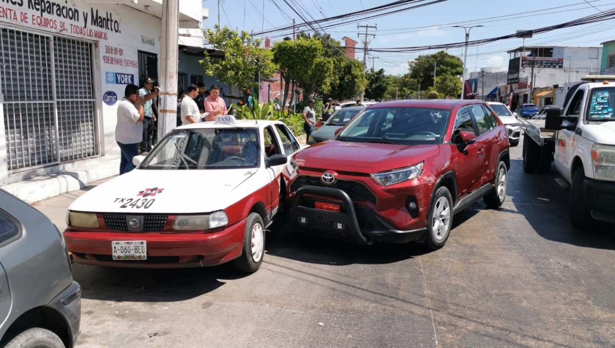 Automovilista causa destrozos al sentirse mal mientras conducía en Ciudad del Carmen