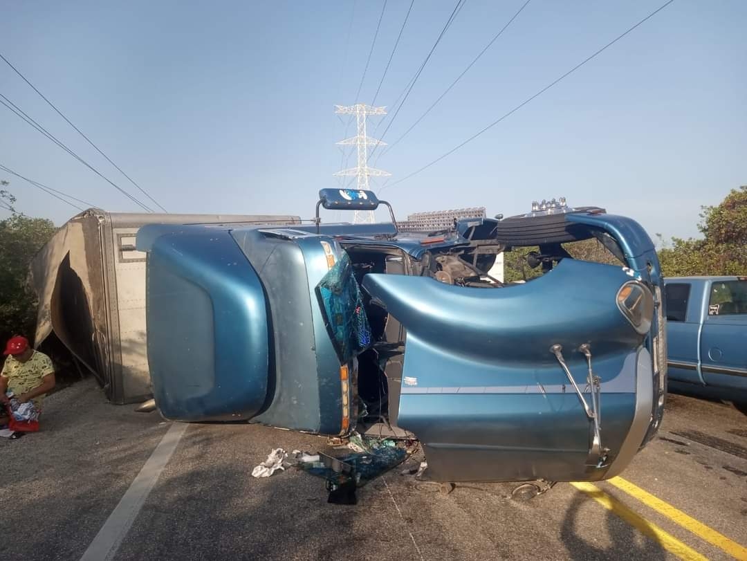 El tráiler quedó bloqueando la carretera Isla Aguada-Ciudad del Carmen