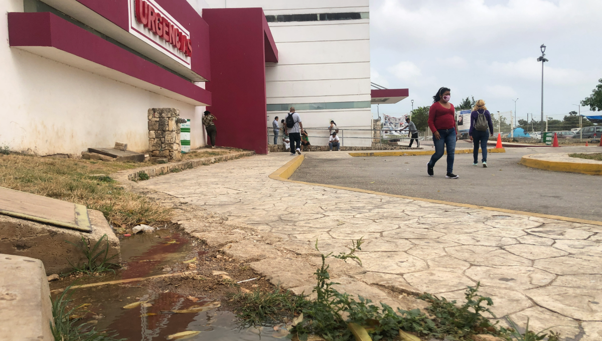 Hospital General de Cancún, entre aguas negras, basura y mosquitos