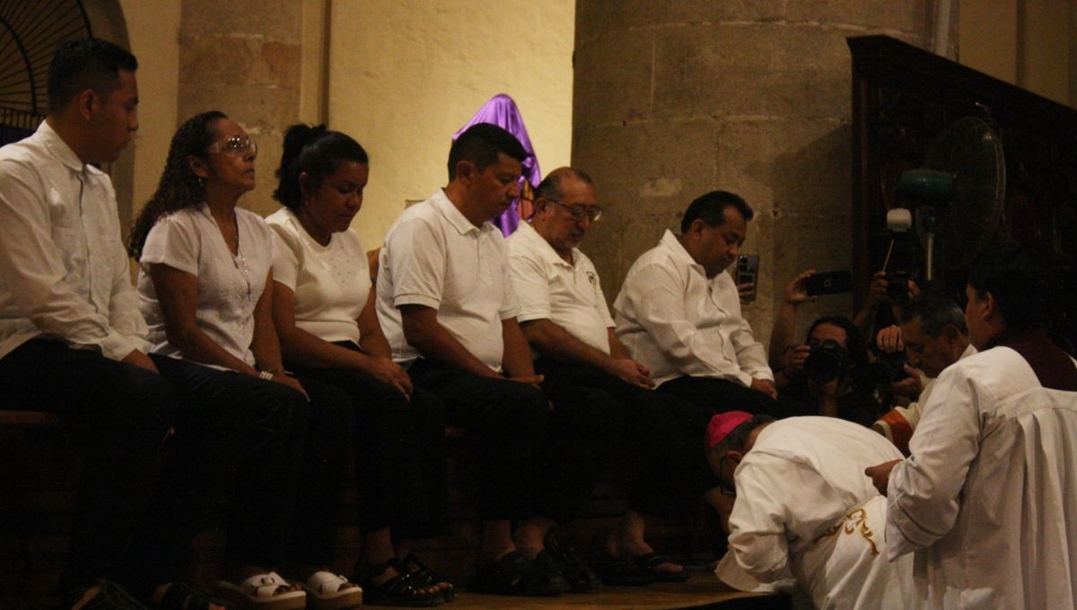 Conmemoran el lavatorio de pies de Jesús a sus apóstoles en la Santa Iglesia Catedral de Mérida