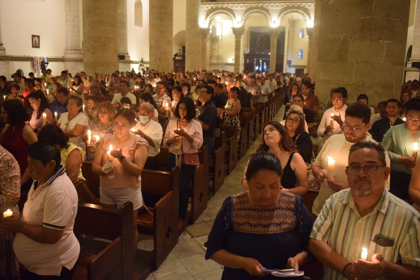 Misa de Bendición de Fuego Nuevo en la Catedral de San Ildefonso en Yucatán