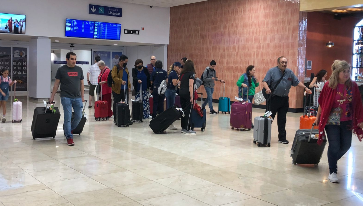 Los primeros vuelos en despegar fueron 823 de Aeroméxico rumbo hacia la capital del país, el 5687 de Volaris hacia Guadalajara
