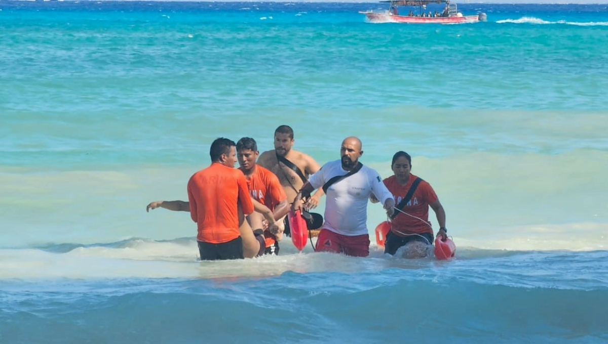 Salvan a turista de morir ahogada en una playa de Playa del Carmen