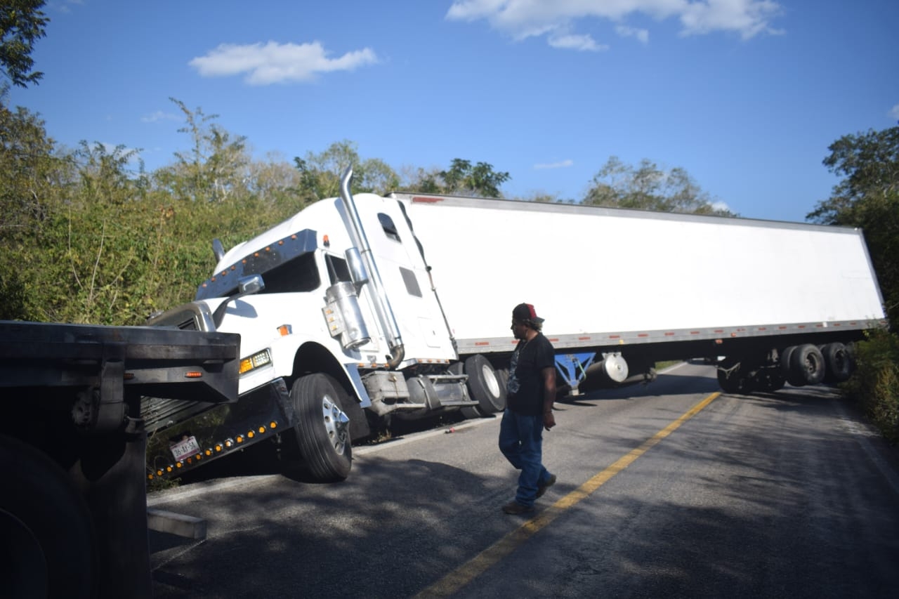 Trailero se sale del camino y termina semivolcado en la vía Mérida-Cancún