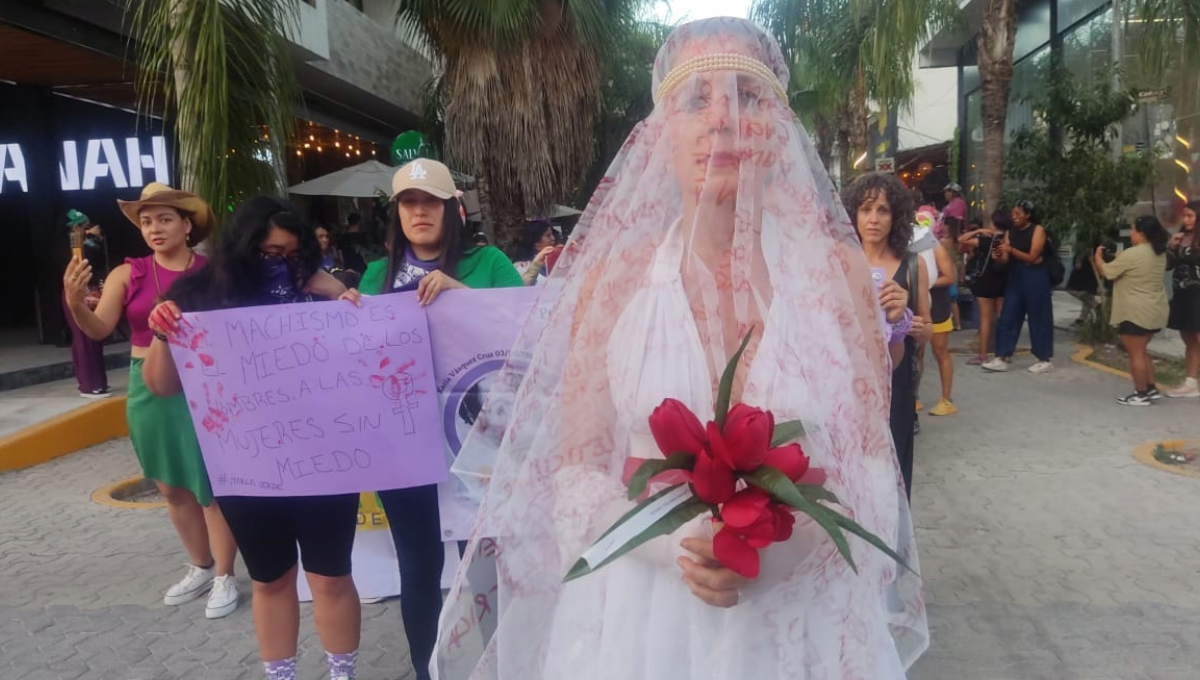 'El paraíso huele a sangre', gritan mujeres en la Quinta Avenida en Playa del Carmen: EN VIVO