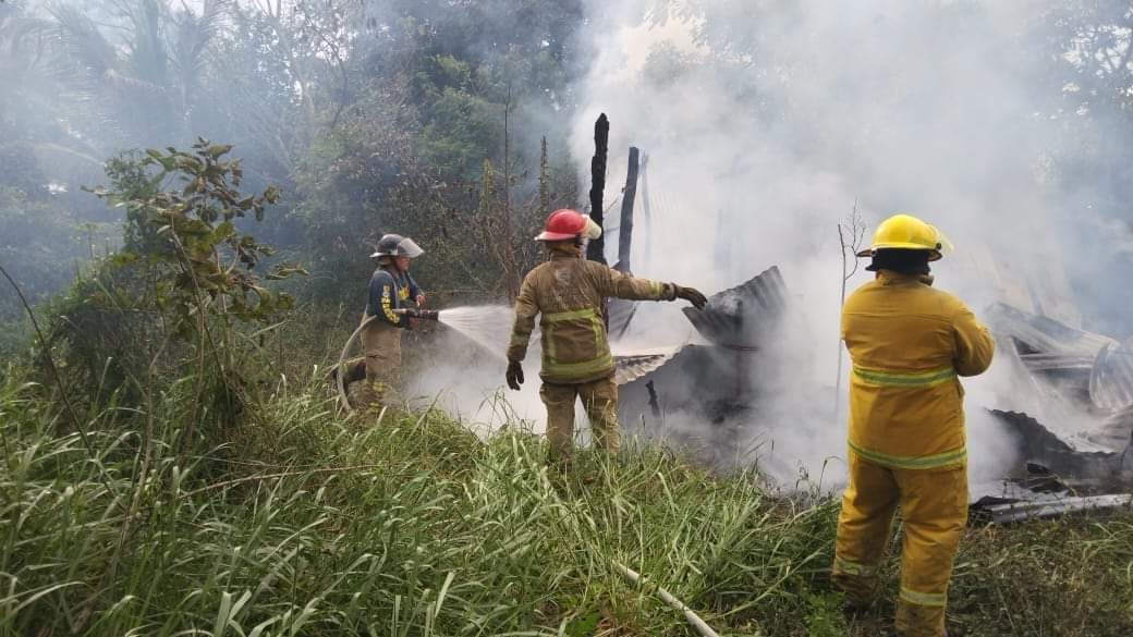 Se incendian dos viviendas en Escárcega