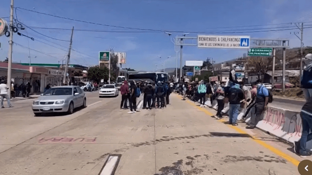 Normalistas de Ayotzinapa agreden a elementos de la GN en Chilpancingo